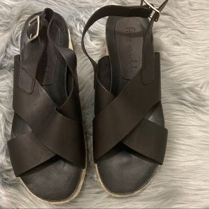 *BRAND NEW* CORDANI BLACK LEATHER SANDALS